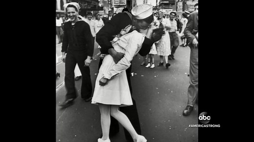 VICTORY KISS: George Mendonsa, the sailor who kissed a nurse named Greta Zimmer Friedman to celebrate the end of World War II on V-J Day in Times Square in what became one of America’s most iconic photographs, has died at the age of 95. David Muir reports. #AmericaStrong https://abcn.ws/2tpC7Hi | ABC World News Tonight with David Muir