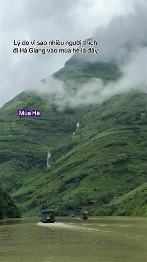 Cùng một địa điểm quay video, nhưng mỗi mùa ở Hà Giang lại kể một câu chuyện khác. 🍂 Mùa đông, cỏ úa vàng, núi non trầm mặc và bình yên. 🌿 Mùa hè, cỏ xanh mướt, thác nước đổ trắng xóa, mọi thứ như bừng tỉnh sau những cơn mưa.Vì vậy mùa hè cứ mạnh dạn book tour chỉ cần theo dõi thời tiết là đẹp,cơn mưa nhỏ bất chợt kp mưa to dài ngày thì vẫn đi bình thường thôi ạ. Vậy nên đừng hỏi mùa nào đẹp nhất, vì mỗi mùa Hà Giang đều có một vẻ đẹp rất riêng. ❤️#hagiang #thoitiethomnay #viral #hagiangloop #