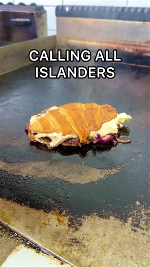 We’re @BRNX DEER PARK trying their famous croissant burger. Great experience and value. Definitely go if you’re in the area. 7.8/10 ucefeeds certified #melbournefood #melbourne #melbfood #melbfoodie #islander