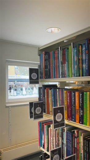 Vi har samlet en hel udstilling om heste i alle mulige former, størrelser og farver på biblioteket 🦄🐎🦄🐎 Vi er selvfølgelig inspireret af den nye serie på DR “Sommeren med Toasty”. Har du set den? På udstillingen finder du også en sjov quiz og heste og kæpheste! For ja… horses are better. #farmcore #horsegirl #sommerenmedtoasty #drtv #ramasjang #heste #odsherredbibliotek #odsbib | Odsherred Bibliotek, Borgerservice og Kulturhuse