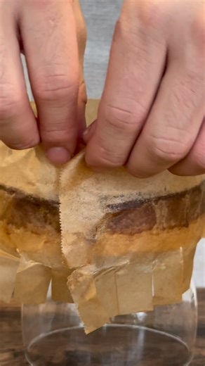 ゆちゃまる/恋人に捧げるお菓子レシピ on Instagram: "🫧詳しいレシピはこちら 今回はご紹介するのは"生チョコタルト"🍫 ザクっとした厚めのタルト生地と、 口どけなめらかな生チョコガナッシュを贅沢に合わせました✨ 口の中に広がるカカオの香りと、 奥深いビターな余韻がクセになる大人のご褒美です🍂 コーヒーや赤ワインとの相性もたまりません🍷 材料も工程もシンプルなのに、とっても上品で特別な仕上がりです👏 ぜひゆっくり味わってみてください。 .......................................................... 🕒調理時間:約20分(冷やす時間を除く) 💪難易度:★☆☆(かんたんすぎ) 💕惚れ度:♥︎♥︎♥︎ .......................................................... "材料" (直径12cm丸型1台) ・クッキー 90g ・有塩バター 40g 💭香ばしめのものがおすすめ🍪 ・ダークチョコレート 100g ・生クリーム(35%) 150g ・蜂蜜 6g ・コ