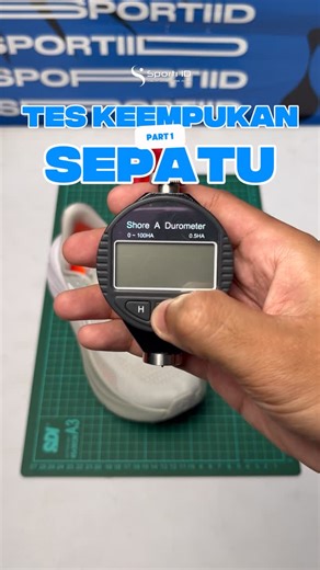 JUARANYA SEPATU RUNNING on Instagram: "Hyperblast 2.1 atau Hyperfuse 3.0, mana yang lebih empuk?🔥🔥 Kedua sepatu ini terkenal dengan midsole -nya yang empuk dan bouncy. Sehingga nyaman sekali buat easy run dan daily run sob. Tapi tetep kita tes, biar nggak cuma nebak-nebak sob🤩🔥 (Semakin tinggal angkanya semakin tinggi nilai kekerasannya) Kalian tim yang mana nih sob??🙌🏻🙌🏻 #sepaturunning #sepaturunningoriginal #sepaturunningori #durometer #sepatulari #running #runninglife #runningforfun #