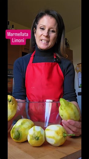 Rosaria Rinaldi on Instagram: "Ingredienti: 1kg limoni 500/700g zucchero acqua e sale Preparazione Iniziamo ad eliminare l’albedo dai limoni, ovvero la parte bianca. Una volta pelati i limoni li pesiamo per calcolare quanto zucchero aggiungere. Poi li tagliamo i piccoli pezzi e li mettiamo in un recipiente. Aggiungiamo lo zucchero e mescoliamo, poi lasciamo macerare i limoni con lo zucchero finché non si sarà sciolto formando uno sciroppo. Vi consiglio di mescolare di tanto in tanto perché lo zu