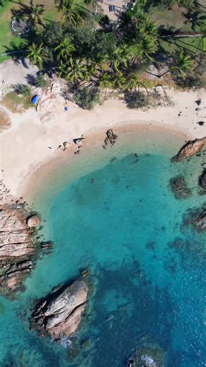 Discover the very best of Bowen, the northern gem of The Whitsundays. Just 45 minutes north of Airlie Beach, you can escape to fringed beaches, stunning bays, and a warm tropical climate. 🥭 Swing by the @bowentourism Visitor Centre (look for the Big Mango) for souvenirs, mango sorbet, and local tips. 🌊 Explore stunning beaches like Horseshoe Bay and Queens Beach, or hit the trails at Hanson Park and Cape Edgecumbe. ⛰️And don’t forget Flagstaff Hill for epic views over the water. 📸 @_markfitz 