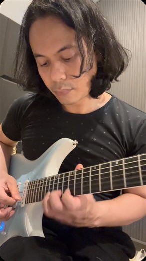 Zendhy Kusuma on Instagram: "Bisa gitaran dimana saja dan kapan saja tanpa ampli dan efek eksternal. Guitar : Enya @enyamusic.id @gitarostore stainless steel 24 frets built in speaker preset efx Strings : Elixir Optiweb 0,11"