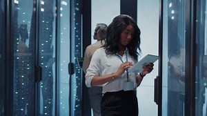 Rechenzentrum. Ingenieure und Ingenieure überprüfen die: Stockvideos & Filmmaterial (100 % lizenzfrei) 1047667165 | Shutterstock