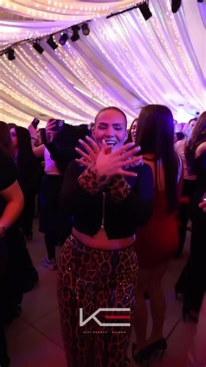 Super event nga @kini.events në Vjenë – energji, muzikë dhe momente të paharrueshme ✨💃 🌸 Faleminderit zonjave dhe zonjushave për një 8 Mars fantastik! Video credit @kenanlajqi