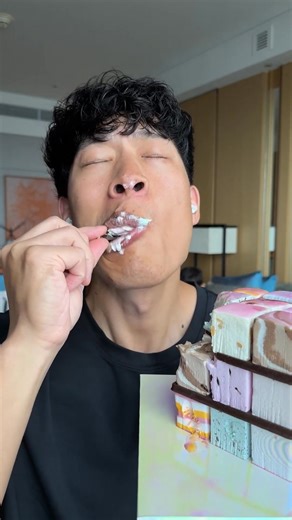 VIRAL Ice Cream Tower at Baskin-Robbins in Korea 🇰🇷 | Hungry OC