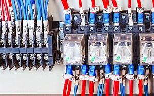 继电器和接触器什么区别？10个电工有8个都选错，难怪会烧坏电路