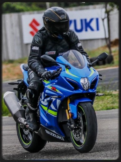 Suzuki GSX-R1000 vs Yamaha YZF-R1 🏍️🔥Two iconic litre-class superbikes that defined performance