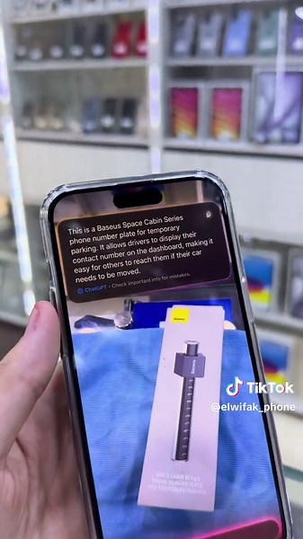 أدخلت آبل نظام “Apple Intelligence” في هواتف آيفون الحديثة، وهو نظام ذكاء اصطناعي متقدم يهدف إلى تحسين تجربة المستخدم من خلال تقديم ميزات ذكية وشخصية. تم الإعلان عن هذا النظام خلال مؤتمر المطورين WWDC في 10 يونيو 2024، وبدأ طرحه في الولايات المتحدة في 28 أكتوبر 2024، مع توفره في دول أخرى لاحقًا . الميزات الرئيسية لنظام Apple Intelligence: أدوات الكتابة: يوفر النظام أدوات مدعومة بالذكاء الاصطناعي تساعد المستخدمين على إعادة صياغة النصوص وتدقيقها، مما يسهل تحسين جودة الكتابة وجعلها أكثر احترافية. .