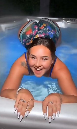 Model: miamimacy #twerk #love #miamimacy