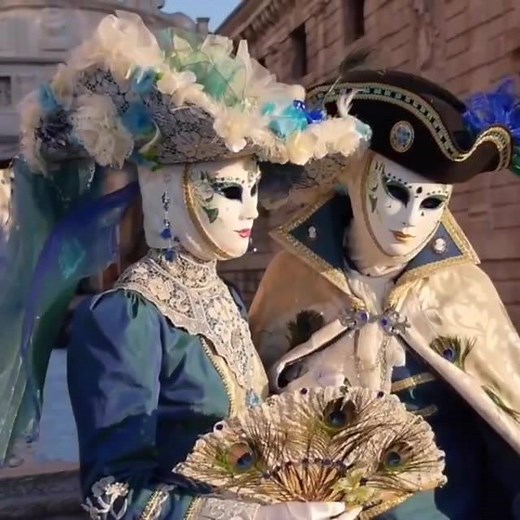 Au bal, au bal masqué ohé ohé... 🎊 Venez vivre des instants magiques durant le Carnaval de Venise, assister à des parades et entrer dans un monde irréel 🎭🇮🇹 Par ici la magie --> bit.ly/0210Venise | Copines de voyage