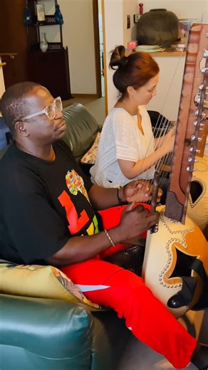 吉本多香美 Takami Yoshimoto 石垣島/表現者/セラピスト on Instagram: "ギニア🇬🇳サンバララ村のジャンベフォラ、 私たちのアフリカンの師匠が逢いに来てくれた😍🤩🥰🙏✨❣️❣️ 彼らのrootsの音楽とダンスに魅了され、大自然と、 そこに生きる人たちみんなのハートに魅了され続けて、 今も 愛してやまないアフリカ❤️😍✨❣️ 音楽を奏でる時、歌う時、心はあのギニアの景色の中にいる。 あぁ、愛してやまない🥹❤️✨❣️ ありがとう😍🙏❣️ @solokeitadjembe アフリカに導かれて今の私が在るよ。 それは家族でアフリカの旅に連れて行ってくれたあの子どもの時から続く旅。 お父さん、お母さん、有難う。妹、有難う。 ありがとう😍✨🙏❣️ 今日の歌は、マリンケ族のバニン。 ありがとうの歌だよ。 今も、ありがとうの旅の途上。 #ありがとう #アフリカン #コラ #vivaavida #africanmusic"