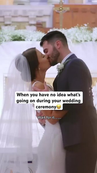 Amazing Wedding Kissing Moments You Can't Miss