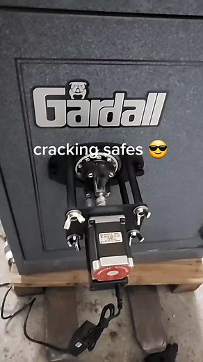 Cracking safes 😎 #lock #locksport #lockpicking #locksmith #safe #safecracking #safecracker