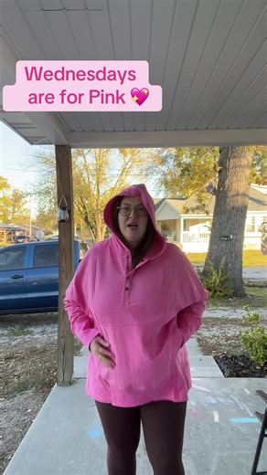 Cozy, cute, and unapologetically pink 💖 This oversized hooded pullover is your new go-to for lounging, errands, or chilly days out — comfort never looked this good! #oversizedhoodie #pinkvibes #cozystyle #hoodieseason #womenpullover