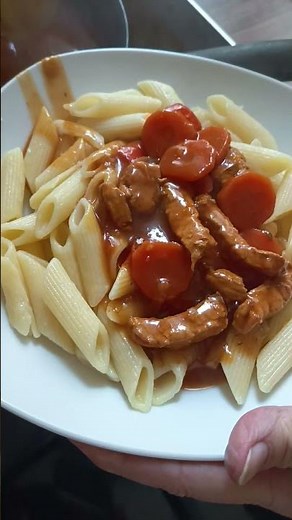 Geschnetzeltes mit Zwiebeln,möhren,Paprika,Tomate und Nudeln.
