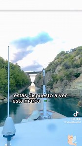 El canal de Corinto es una vía de agua artificial que une el golfo de Corinto con el mar Egeo por el istmo de Corinto, abriendo esta vía al transporte marítimo y separando el Peloponeso del resto de Grecia. Mide 6,3 km de largo y se construyó entre 1881 y 1893. Fue construido por el ingeniero húngaro István Türr. | BARCOS & BARCOS