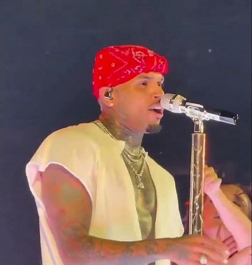 Chris Brown performing Warm Embrace #shorts