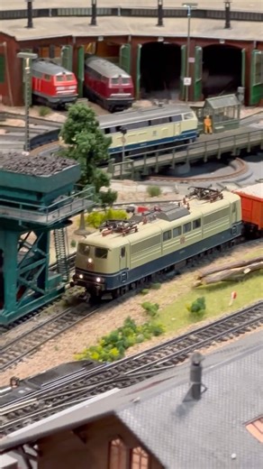 Märklin 33432 BR 151 083-3 und Roco 69397 M62 230 mit Güterzügen auf meiner Anlage