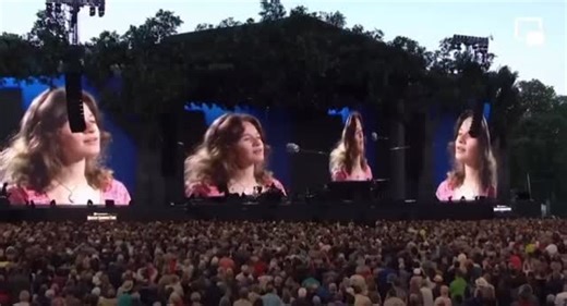 Carole King duets with her younger self at BST Hyde Park in 2016. #bsthydepark #caroleking #naturalwoman | Carole King
