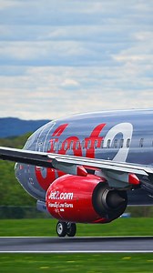 Boeing 737 engine roar during takeoff
