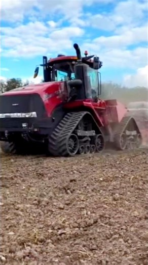 Case Tractor Sowing seeds in the field #usatractor #casetractor #sowingseeds