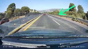 Aclaro, yo no iba manejando, e infiero que son estas cámaras instaladas en vehículos para tal propósito, que no distraen al conductor. Pero lo que se denuncia es lo siguiente: "Hola. Buenos días Dolores, Erick, personal de FM Centro así como a los amables Radioescuchas. El día de ayer sobre el periférico me tocó ver un percance que tuvo un motociclista al caer en un bache en el carril de baja; que afortunadamente solo resultó en daños materiales ya que no perdió el equilibrio. Ojalá y se puedan 