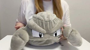 Este peluche de Geodude que evoluciona en Graveler y después en Golem es todo lo que necesito. 🥹 | Zona Híbrida