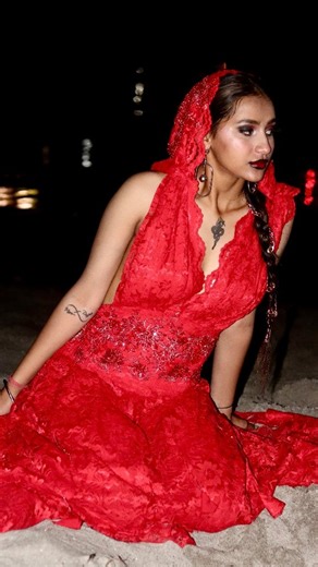 Inanna on Instagram: "Three hours in traffic. Plans flipped, and we somehow convinced a Maggie wale bhaiya to let us turn his stall into a full glam station, “our unexpected hero of the day” instantly became part of the crew. Just when we got in the flow, police showed up and shut it all down for ‘safety reasons’. So we packed up, barefoot and unbothered, walking through Rishikesh like we owned the streets. Found a new spot, started shooting in the drizzle and by the last shot, the sky just brok