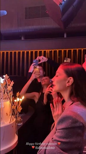 Demet Özdemir & Anna Vissi - At her early birthday party tonight🎉#demetözdemir #demetozdemir #demet