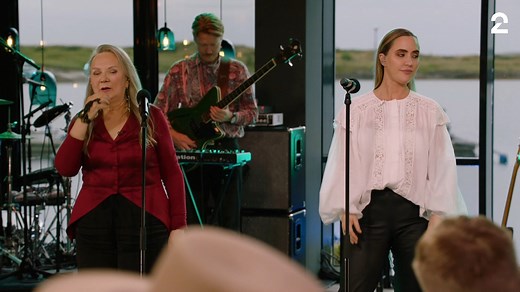 Her er videoen med hele “I love you”. Fra oss tre damene: Ingrid, Emelie og meg. Nyt den! 🌿🌿 Enjoy the whole video of "I Love You". From us three ladies: Ingrid, Emelie, and me. Enjoy it! 🌿🌿 Návddaš dán čáppa ráhkesvuođa lávlaga maid Emelie čáli go lei 13 jahkkásaš ja masa mun lasihin sámegillii ráhkesvuođa muitalusa. Highasakite Emelie Hollow Propeller Recordings Hilde Ottem Matoma Ramón Odin William Kristoffersen | Mari Boine