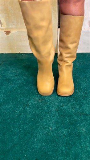 🍂 Meet the #1 boot of fall! The Steve Madden Riggs Boot is pure perfection — buttery soft leather, timeless style, and the perfect neutral to pair with everything. $199.90 🤎 What would you style these with first — jeans or a dress? 👢👇 | Robbie's of Fayette