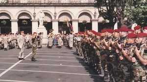 70 ANS DE BAROUD N°4 : NANCY-CASTRES En 1961, le 8 s’apprête à quitter l’Algérie pour rentrer en France où il ne s’était jusqu’alors jamais installé. C’est d’abord dans une vieille caserne oubliée à Nancy qu’il est envoyé avant qu’on ne lui demande de faire ses valises pour se rendre dans le sud, à Castres. Un terminus qui deviendra un coup de foudre pour la ville mais également de la ville pour son régiment si bien qu’un jour la Ville de Castres deviendra marraine de son 8e RPIMa. 📽 Découvrez 