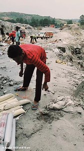 165K views · 1.2K reactions | 9 meter ka hol me explosive charging karte waqt hol me explosive fas Gaya #fb #vairalpost #video.......................  का पार्ट 3 | Badal Kumar | Facebook