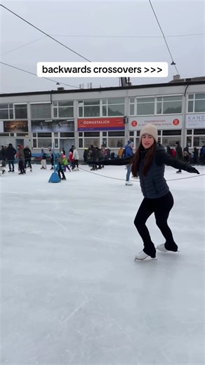 Mastering Backward Crossovers in Figure Skating