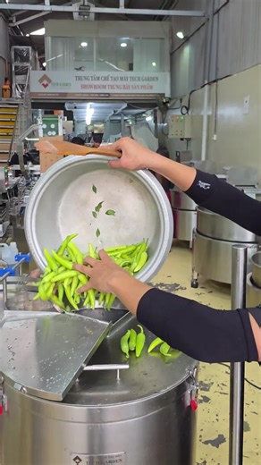 🔧 Máy băm xay gia vị ớt, gừng, tỏi, sả, đường, muối… | 15–20kg/mẻ Chuyên dùng băm xay gia vị tươi & khô, xử lý được nguyên liệu có muối, có xơ, xay đều – nhuyễn tương đối, máy vận hành ổn định. 👉 Nhận sản xuất theo yêu cầu: 5kg, 10kg, 15–20kg, 30kg, 50kg/mẻ… © Thiết kế & sản xuất tại Tech Garden – Việt Nam 📲 Zalo/WhatsApp: ( 84) 935 911 775 (Trần Trinh) 📍 114/18/12 Vườn Lài, An Phú Đông, Q12, TP.HCM 🌐 www.techgarden.com.vn