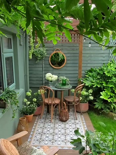 My little garden oasis 🌿🌱 #containergarden #pottedgarden #tv_living #tv_stories #originmagazine #apartmenttherapy #tinygardens #cottagegardenstyle #smallgardens