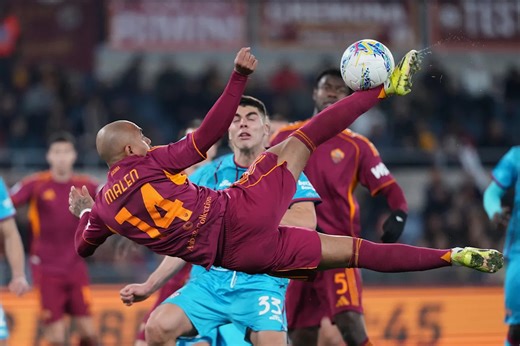 Malen's priceless double keeps Roma in touch with Serie A pack