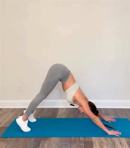 5 MIN COOL DOWN & STRETCH 🧘‍♀️ Finish your workout the right way with this quick cool down routine! This 5-minute post-workout stretch helps lower your heart rate, improve flexibility, release tight muscles, and speed up recovery — perfect after strength training, HIIT, or cardio. ✨ No equipment ✨ Beginner-friendly ✨ Great for home workouts Includes deep breathing, gentle yoga flows, hamstring & hip stretches, and full-body relaxation. Save this for after your next workout 💾 Follow for quick, 