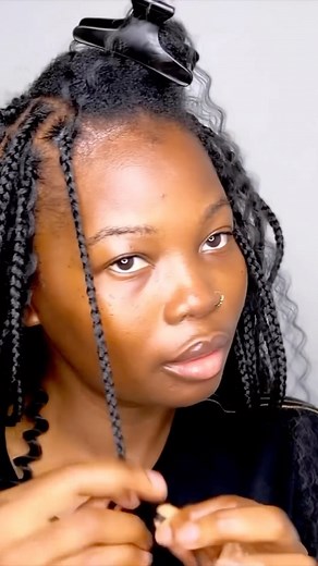 Another take on installing Crotchet Boho Knotless Braids | Save 4 Later! @khadajeeee Here’s how I create my Crochet Boho Braids using a Quick Beader! The full step by step tutorial is on my YouTube page! (KhadijahwithaH) 😂💃🏽🖤 I also used a Beader instead of a crochet pin because it’s easier to use and it doesn’t pull my hair and makes the hair installation less painful I’m a fan of crochet hairstyles but the ones that don’t pull our edges! I’m always trying new crochet hairstyles that also p