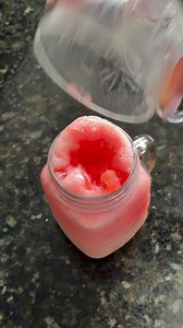 SUBAK HWACHAE Essa é a bebida coreana mais refrescante que eu conheço, é para aqueles dias quentes e abafados. Refresca e mata a sede. Anotem: - 1 fatia de melancia - 1 yakult - gelo - água com gás ou água tônica ou sprite Modo: 1. Pique uma parte da melancia em cubinhos bem pequenos e reserve. A outra parte faz um suco e coloque em um copo grande, cubra com gelo, água tônica, Yakult e os cubinhos de melancia. Mexa tudo antes de beber. | Helena Jang