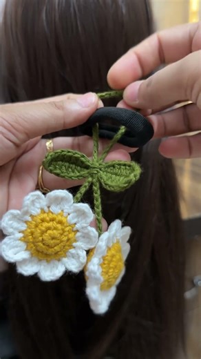 Would you wear these crochet daisies? 🌼💛#crochetpattern