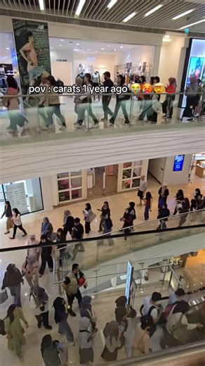 Ticketing Service & Handcarry on Instagram: "ga nyangka ternyata tuker tiket yang sampe 7 jam itu udah setaun yang laluu😭🤚🏻 alhamdulillah tetep bisa nukerin 30+++ tiket walaupun harus ngantri 7 jam 💔 btw yang mau jastip tiket konser apapun bisa langsung ke kita yah!😙✌🏻 #seventeen #seventeenrightherejakarta #right_here_in_jakarta #carat #caratina"