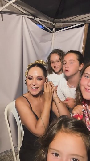 Vístete conmigo para cantar en Calabardina (Murcia) esa noche estuve muy bien acompañada 🥰 #cambioderopa #cambiodevestuario #visteteconmigo #arreglateconmigo #cambiodelook #grwm #modaflamenca #flamenca #flamencas #flamenco #volantes #trajedeflamenca #flamencastiktokeras #cantante #copla #cancionespañola #gira2025 #musica #transicion #vestido #cambio #fiestas #fiesta #concierto #fiesta #vestidodefiesta | Verónica Lozano - cantante