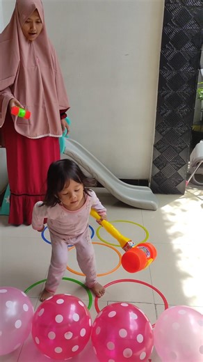 Come on Aisyah, take turns with mom 🥳🤩🥰 #shortvideo #poppingballoons #playingwithballoons