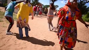 30K views · 262 reactions | KOM WARM OP VIR DIE NAWEEK Ná ‘n ysige week lyk dit asof die kwik darem die naweek so effe gaan styg. Etenstyd, op #Uitspeel se Facebook-blad, dans ons die Nama-stap dat die stof staan. Kom maak saam litte los! | Republikein | Facebook