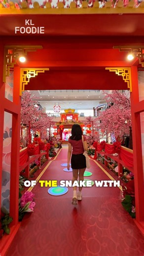 Life-Size Snakes 🐍 & Ladder and more family-CNY activities happening at Setia City Mall ❤️ 📸 Take cute pictures with CNY decor 🧨 Must-try Sound Reactive Fireworks Display 🛒 Shop CNY snacks and gifts at the bazaar 🐍 Life-size snakes & ladders game 🔑 Spend at Setia City Mall to redeems gifts like beautiful porcelain bowls, tea sets, angpaos and stand a chance to win a 10-gram gold bar! 😱 Gong Xi Fa Cai!🧧 📍 Setia City Mall Level LG (Centre Court), Level UG (Atrium) and Level 1 (Near AEON) 