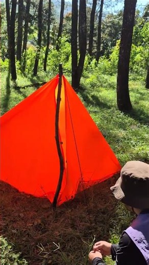 Setting up an emergency shelter using a 3×3 tarp. #camping #survival